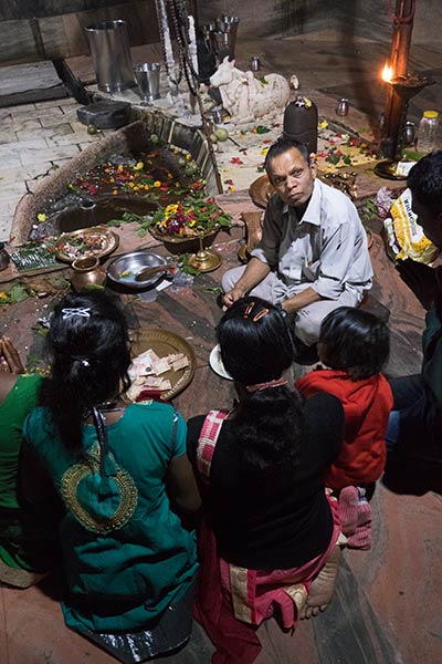 Temple priest and pilgrims at Sivadol Temple