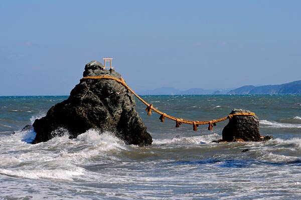 Meotoiwa-iwa rocks, Okitama Shrine