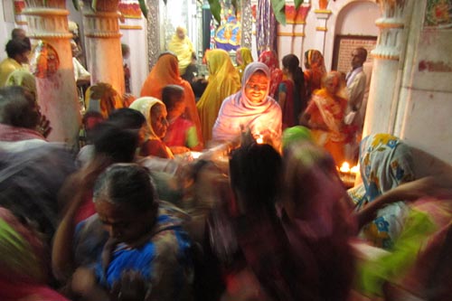 janakpuri-shrine-with-pilgrims-2