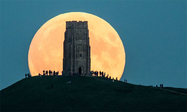 glastonbury tor moonlight