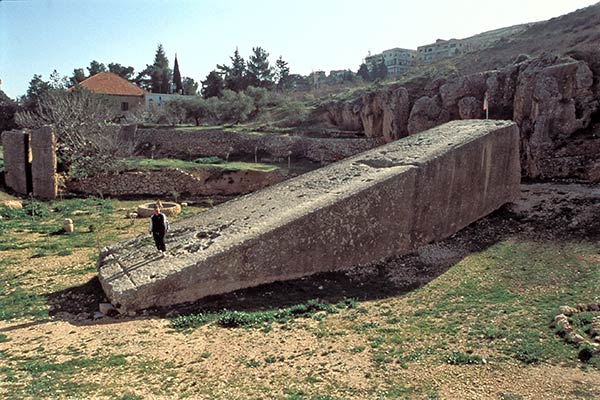 Stone of the Pregnant Woman, weighing approximately 1000 tons